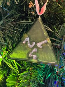 green d4 ornament tree